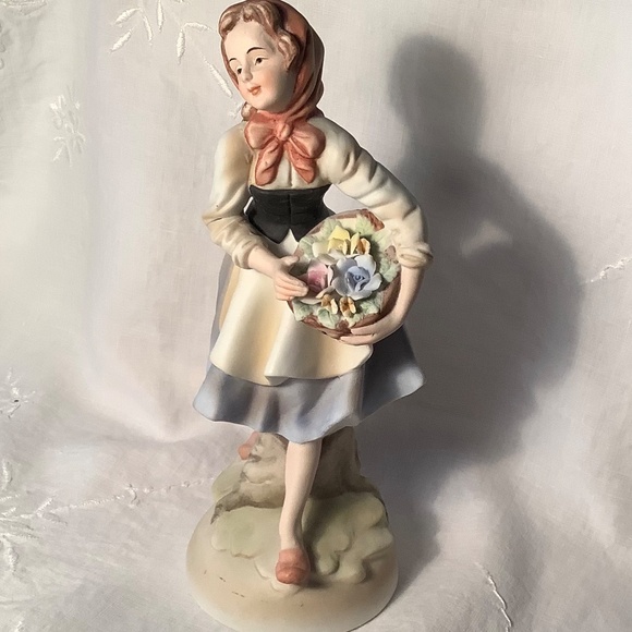 Lamour porcelain girl with flowers figurine - Picture 2 of 7